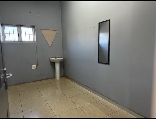 140M² BUILDING TO LET IN OVERPORT